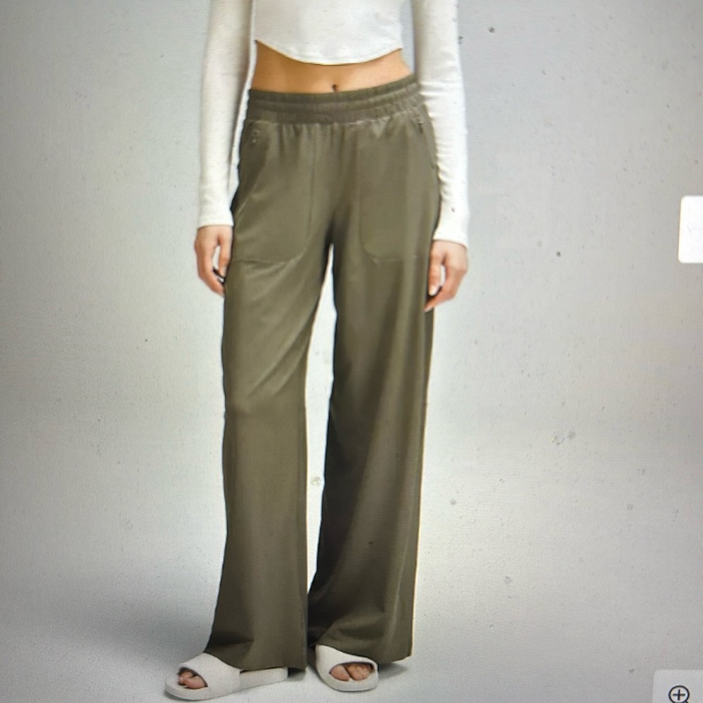 Lululemon Swift Mid-Rise Wide-Leg Pant. Army green size 8